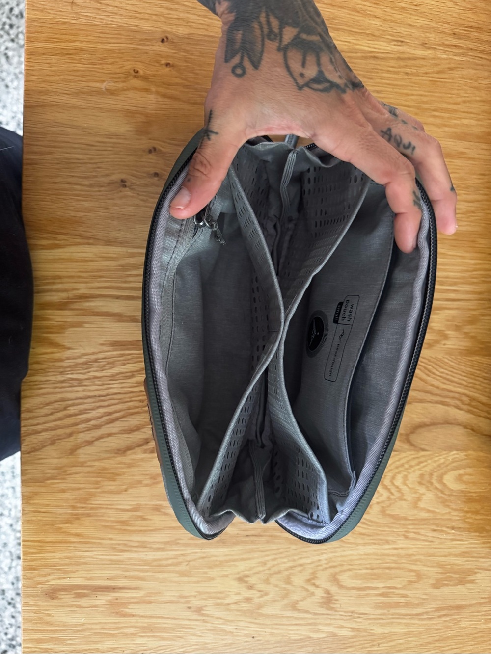 *New without tags* Peak design Travel Toiletry Dopp Kit in Olive Green - Picture 8 of 11